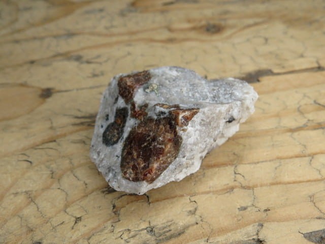 granat w skale kwarcowo-skaleniowej * Namibia
