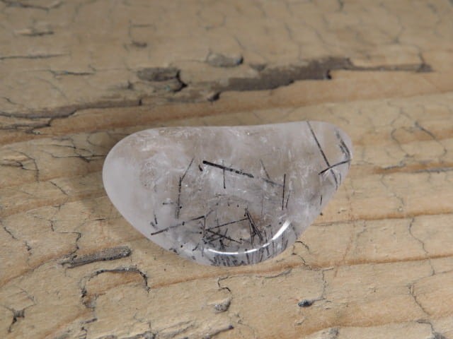 kwarc z turmalinem - kwarc turmalinowy