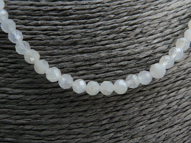 kamień księżycowy * naszyjnik z kamienia księżycowego 4mm - szlif fasetkowy