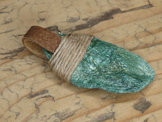 fuchsyt w skórze * talizman - skóra i kamień