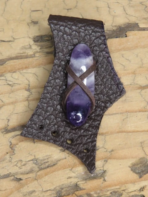 ametyst w skórze * amulet - skóra i kamień