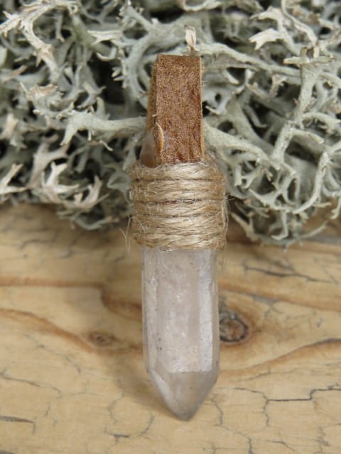 kryształ górski w skórze * amulet - skóra i kamień