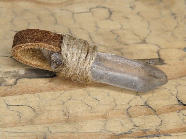 kryształ górski w skórze * amulet - skóra i kamień