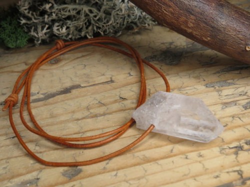 kryształ górski * amulet ochronny na rzemieniu