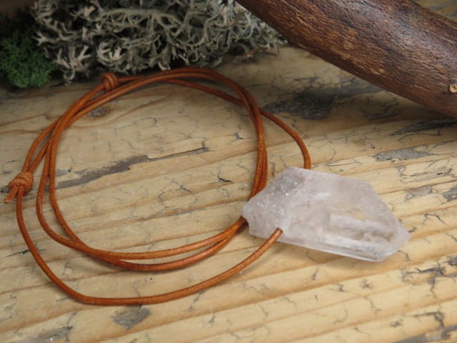kryształ górski * amulet ochronny na rzemieniu
