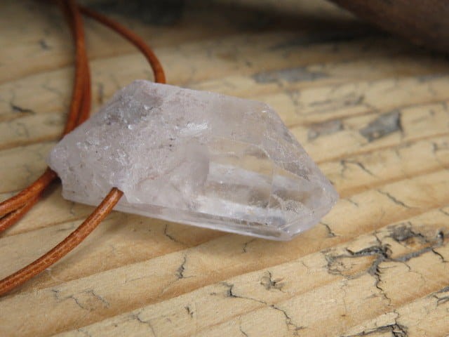 kryształ górski * amulet ochronny na rzemieniu