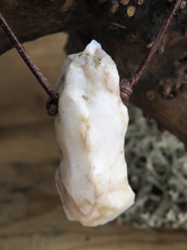 kwarc mleczny na rzemieniu - Polska - amulet ochronny