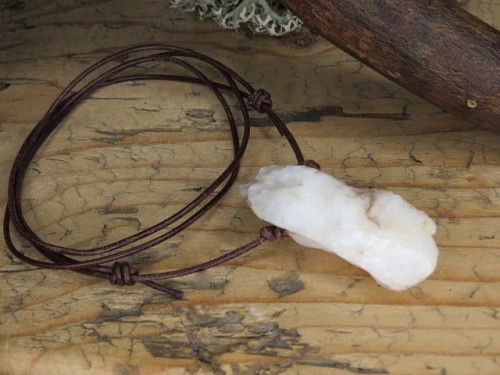 kwarc mleczny na rzemieniu - Polska - amulet ochronny