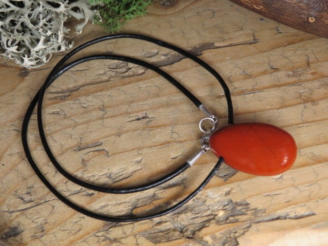 jaspis czerwony - amulet na rzemieniu