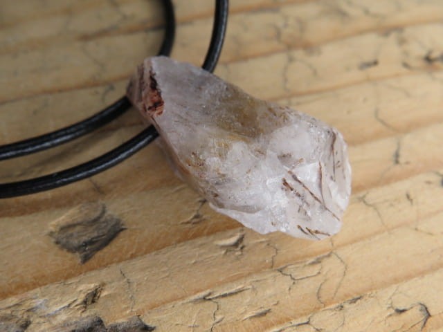 kwarc i goethyt - Suszyna Polska - wisior na rzemieniu