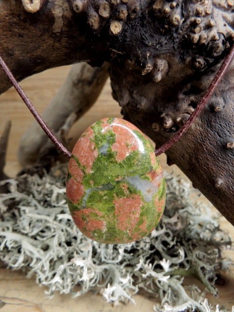 unakit amulet na rzemieniu