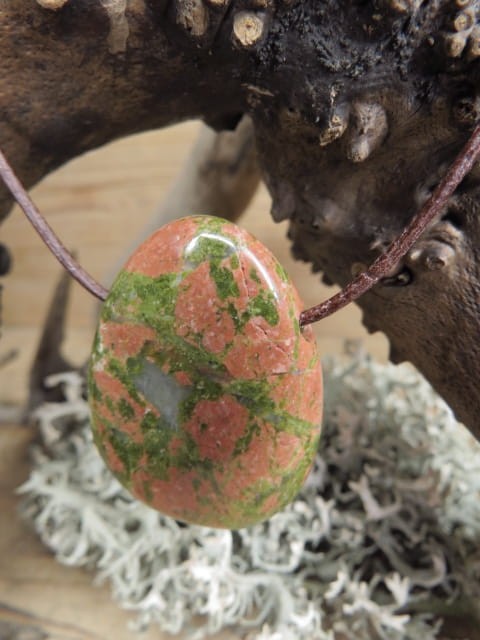 unakit amulet na rzemieniu