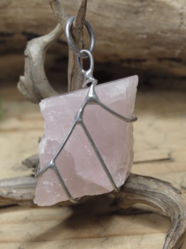 kwarc różowy surowy * wisior