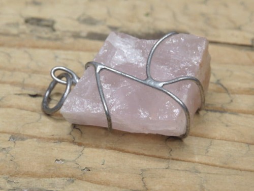 kwarc różowy surowy * wisior