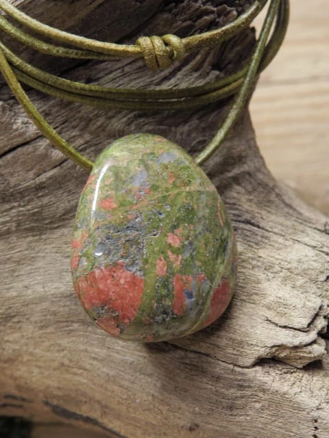 unakit - amulet na rzemieniu