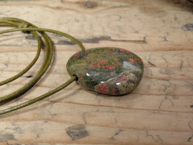 unakit - amulet na rzemieniu