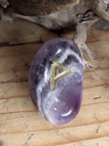 Wunjo - runa na kamieniu - ametyst