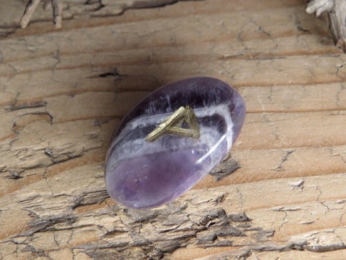 Wunjo - runa na kamieniu - ametyst