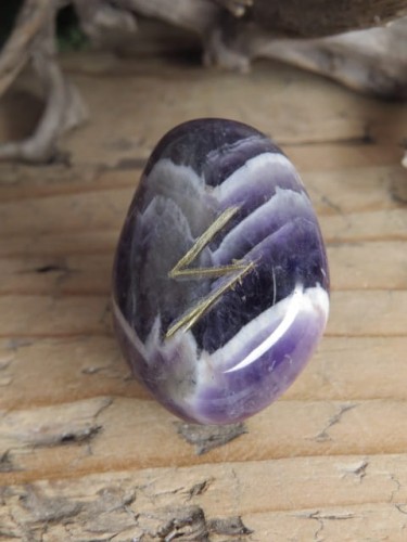 Sowilo - runa na kamieniu - ametyst