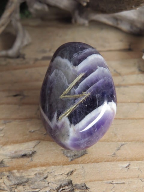 Sowilo - runa na kamieniu - ametyst