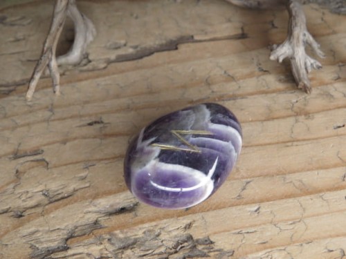 Sowilo - runa na kamieniu - ametyst