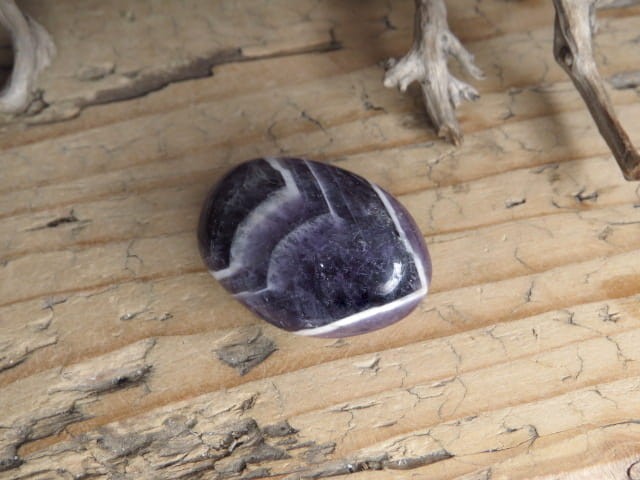 Sowilo - runa na kamieniu - ametyst