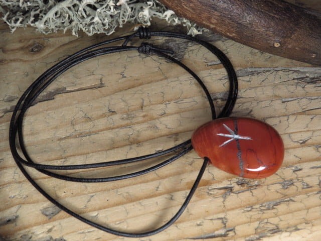 Algiz - runa na kamieniu - jaspis czerwony - wisior