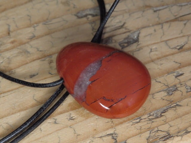 Algiz - runa na kamieniu - jaspis czerwony - wisior