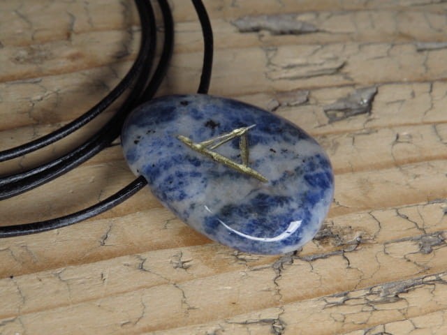 Durisaz - runa na kamieniu - sodalit - wisior