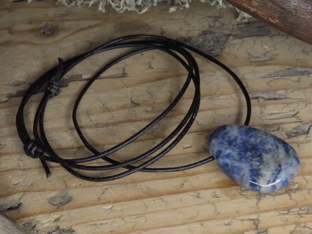 Durisaz - runa na kamieniu - sodalit - wisior