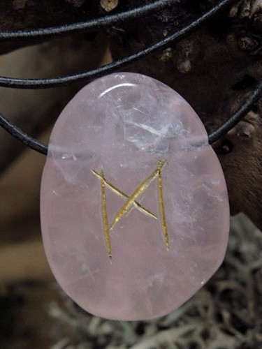 Mannaz - runa na kamieniu - kwarc różowy - wisior