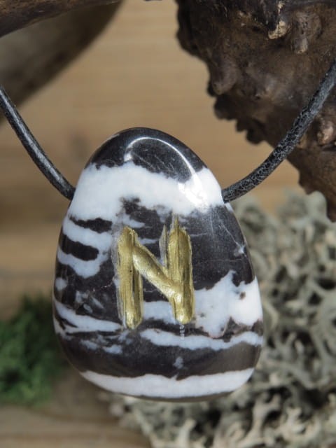 Hagal - runa na kamieniu - marmur zebra - wisior