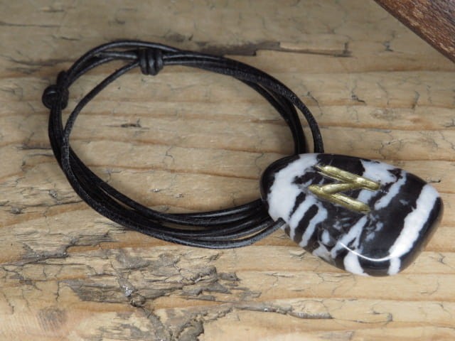 Hagal - runa na kamieniu - marmur zebra - wisior