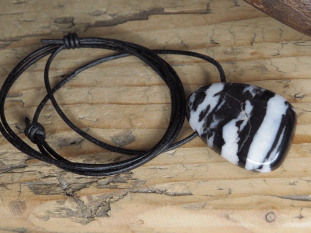 Hagal - runa na kamieniu - marmur zebra - wisior