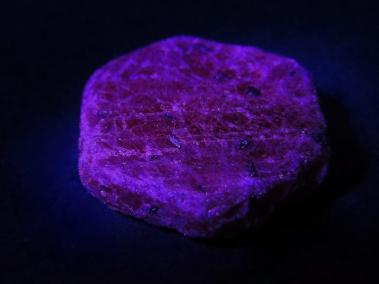 Rubiny wykazują zjawisko fluorescencji (UV) - zdjęcie przykładowe.