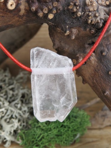 kryształ górski * ochrona i energia * amulet na czerwonym rzemieniu