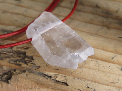 kryształ górski * ochrona i energia * amulet na czerwonym rzemieniu