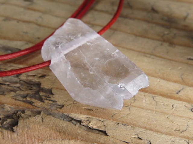 kryształ górski * ochrona i energia * amulet na czerwonym rzemieniu
