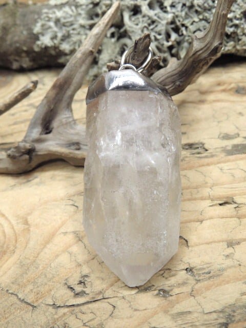 duży wisior z kryształu górskiego