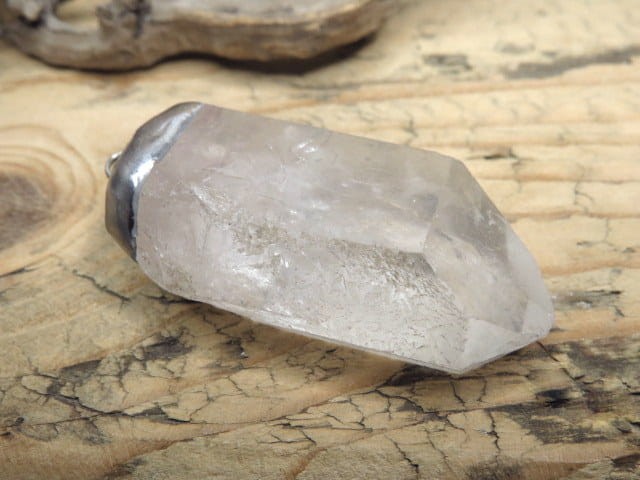 duży wisior z kryształu górskiego