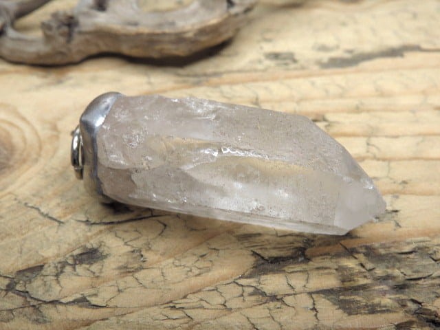 duży wisior z kryształu górskiego