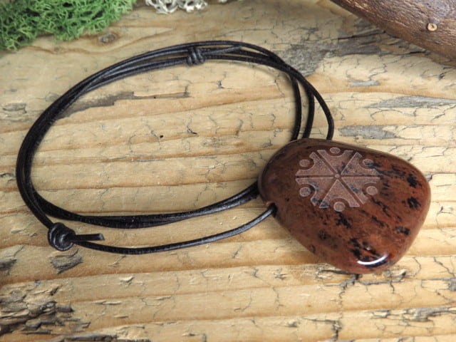 Symbol Peruna - wisior na kamieniu - obsydian mahoniowy