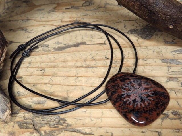 Aegishjalmur -Tarcza Algizowa - runa niezwyciężonej siły - wisior na obsydianie.