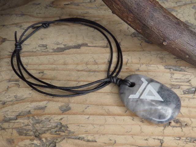 Symbol Welesa - wisior na kamieniu - marmur - biżuteria słowiańska