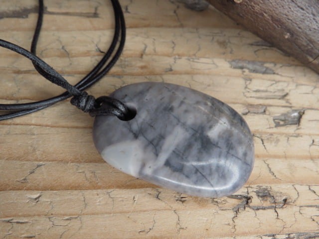 Symbol Welesa - wisior na kamieniu - marmur - biżuteria słowiańska