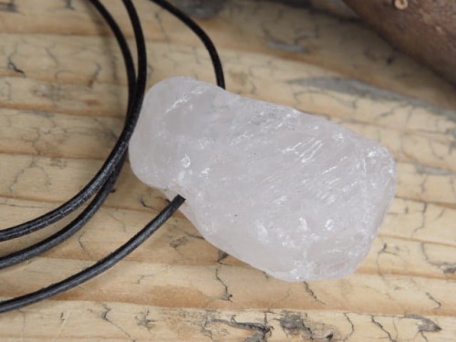 kryształ górski surowy * amulet na rzemieniu