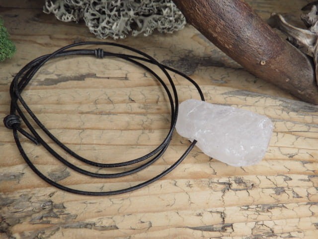 kryształ górski surowy * amulet na rzemieniu