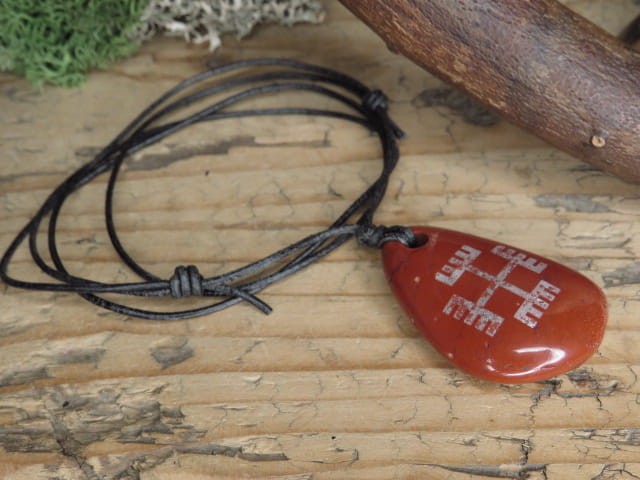 Ręce Boga - wisior słowiański na kamieniu - jaspis