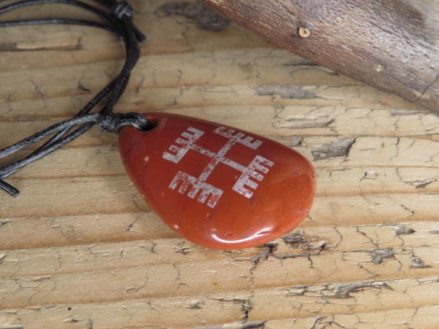 Ręce Boga - wisior słowiański na kamieniu - jaspis