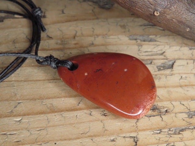 Ręce Boga - wisior słowiański na kamieniu - jaspis